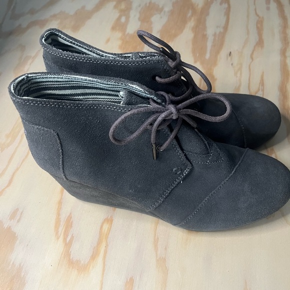 TOMS 8.5 Desert Gray suede ankle-high wedge - Picture 6 of 7